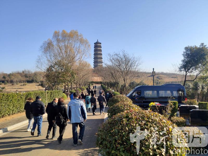 陵园安葬祭祀忙1.jpg 陵园安葬祭祀忙1.jpg